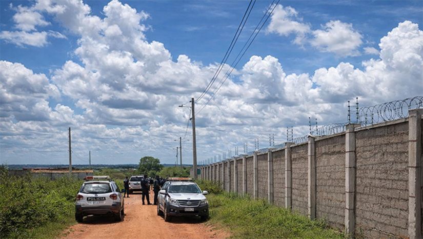 Imagem 1 - A polícia do Rio Grande do Norte em parceria com a Polícia do Ceará descobriram a presença dos suspeitos em Assu e foram fazer a averiguação na residência indicada e foram recebidos com tiros de fuzil. Reagiram e três suspeitos morreram. São eles: Francisco Jefferson Barbosa, o Jeffin, de 25 anos; Jhonatan Maurício Silva Barros, o Jhon, de 23 anos; e um menor de 17 anos. Todos do Ceará. Com eles, os policiais apreenderam carros, armas e muita munição. Imagem 1 - A polícia do Rio Grande do Norte em parceria com a Polícia do Ceará descobriram a presença dos suspeitos em Assu e foram fazer a averiguação na residência indicada e foram recebidos com tiros de fuzil. Reagiram e três suspeitos morreram. São eles: Francisco Jefferson Barbosa, o Jeffin, de 25 anos; Jhonatan Maurício Silva Barros, o Jhon, de 23 anos; e um menor de 17 anos. Todos do Ceará. Com eles, os policiais apreenderam carros, armas e muita munição.