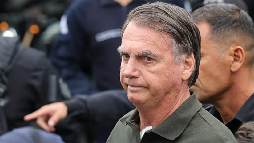 Imagem 1 - O principal projeto de Jair Bolsonaro, além de eleger o filho presidente da República, claro - é eleger o máximo de senadores possível para tocar o impeachment do ministro Alexandre de Moraes do STF. Bolsonaro diz a próximos que almeja uma bancada forte e fiel de 55 senadores. A articulação do PL foca nisso. Aliás, antes de ser preso, o ex-presidente deixou uma lista com os potenciais nomes para o projeto da vendeta. Mais, na COLUNA ESPLANADA Imagem 1 - O principal projeto de Jair Bolsonaro, além de eleger o filho presidente da República, claro - é eleger o máximo de senadores possível para tocar o impeachment do ministro Alexandre de Moraes do STF. Bolsonaro diz a próximos que almeja uma bancada forte e fiel de 55 senadores. A articulação do PL foca nisso. Aliás, antes de ser preso, o ex-presidente deixou uma lista com os potenciais nomes para o projeto da vendeta. Mais, na COLUNA ESPLANADA
