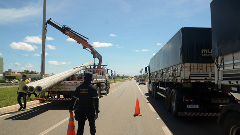 Imagem 1 - O segundo trecho a receber iluminação de led compreende entre o viaduto da Avenida João da Escóssia e o viaduto da Avenida Abel Coelho. Neste trecho, estão sendo fixados 51 postes com 90 luminárias. O primeiro trecho contemplado foi entre a BR 405 e a Avenida João da Escóssia. O prefeito Marcos Medeiros explicou ao MH que os 17 km do Complexo Viário da Abolição serão iluminados por trechos, priorizando os que mais acontecem acidentes apontados em levantamento da Polícia Rodoviária Federal. Imagem 1 - O segundo trecho a receber iluminação de led compreende entre o viaduto da Avenida João da Escóssia e o viaduto da Avenida Abel Coelho. Neste trecho, estão sendo fixados 51 postes com 90 luminárias. O primeiro trecho contemplado foi entre a BR 405 e a Avenida João da Escóssia. O prefeito Marcos Medeiros explicou ao MH que os 17 km do Complexo Viário da Abolição serão iluminados por trechos, priorizando os que mais acontecem acidentes apontados em levantamento da Polícia Rodoviária Federal.