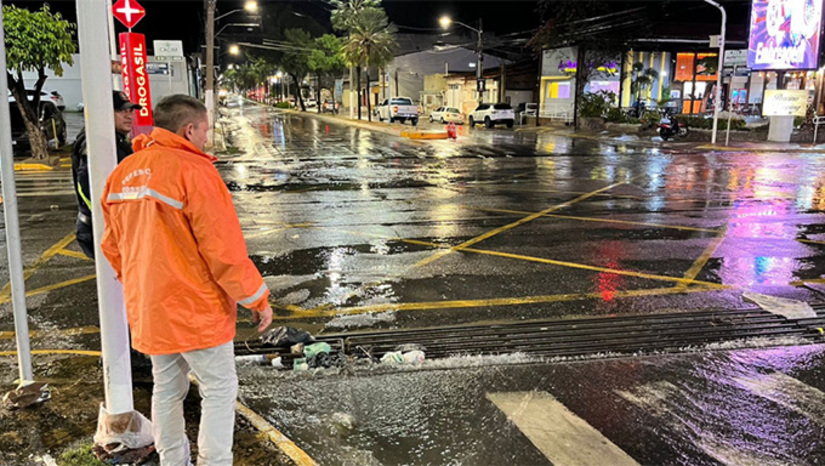 Imagem 1 - Teve pontos da cidade de Mossoró que choveu 38mm e teve regiões que as chuvas chegaram a 64 mm. O prefeito Marcos Medeiros, na manhã desta sexta-feira, 10, visitou vários pontos que costumeiramente alaga em dias de chuva e destacou o trabalho preventiva que a Prefeitura de Mossoró vem fazendo, desobstruindo canais e galerias em todas as regiões da cidade, para evitar alagamentos. Ele pede que a população não coloque o lixo nas galerias, para evitar entupimentos nos dias de chuvas. Imagem 1 - Teve pontos da cidade de Mossoró que choveu 38mm e teve regiões que as chuvas chegaram a 64 mm. O prefeito Marcos Medeiros, na manhã desta sexta-feira, 10, visitou vários pontos que costumeiramente alaga em dias de chuva e destacou o trabalho preventiva que a Prefeitura de Mossoró vem fazendo, desobstruindo canais e galerias em todas as regiões da cidade, para evitar alagamentos. Ele pede que a população não coloque o lixo nas galerias, para evitar entupimentos nos dias de chuvas.