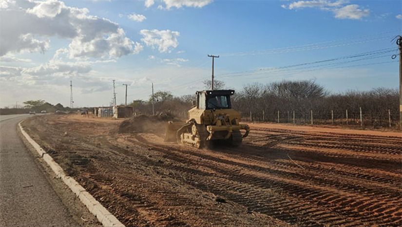 Imagem 1 - As obras de duplicação da BR-304 começaram no dia 23 de março, de 2026. A construtora CLC foi contratada pelo DNIT por R$ 367 milhões para duplicar o trecho de 57 km entre Mossoró e Assú. O segundo trecho, interligando os municípios de Macaíba e Riachuelo, está em licitação. No Km 97, a CLC vai precisar explodir rochas para dar sequencia as obras. A interdição será realizada pouco antes de meio dia, deste domingo, 12 de abril, o transito será liberado logo em seguida. Imagem 1 - As obras de duplicação da BR-304 começaram no dia 23 de março, de 2026. A construtora CLC foi contratada pelo DNIT por R$ 367 milhões para duplicar o trecho de 57 km entre Mossoró e Assú. O segundo trecho, interligando os municípios de Macaíba e Riachuelo, está em licitação. No Km 97, a CLC vai precisar explodir rochas para dar sequencia as obras. A interdição será realizada pouco antes de meio dia, deste domingo, 12 de abril, o transito será liberado logo em seguida.