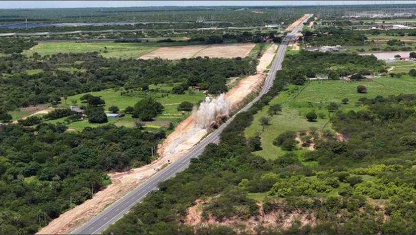 Imagem 1 - No trabalho de duplicação da BR 304, no trecho Assu/Mossoró, a CLC precisou acionar a engenharia para retirada de rochas mediante detonação. Neste domingo, 12, a Rodoviária Federal fechou o tráfego nos dois sentidos e a construtora realizou, com muito sucesso a detonação de uma rocha no quilômetro 57 da BR 304. Orçado em 367 milhões, a duplicação do primeiro trecho da rodovia federal deve ficar pronto num prazo de 36 meses. Imagem 1 - No trabalho de duplicação da BR 304, no trecho Assu/Mossoró, a CLC precisou acionar a engenharia para retirada de rochas mediante detonação. Neste domingo, 12, a Rodoviária Federal fechou o tráfego nos dois sentidos e a construtora realizou, com muito sucesso a detonação de uma rocha no quilômetro 57 da BR 304. Orçado em 367 milhões, a duplicação do primeiro trecho da rodovia federal deve ficar pronto num prazo de 36 meses.