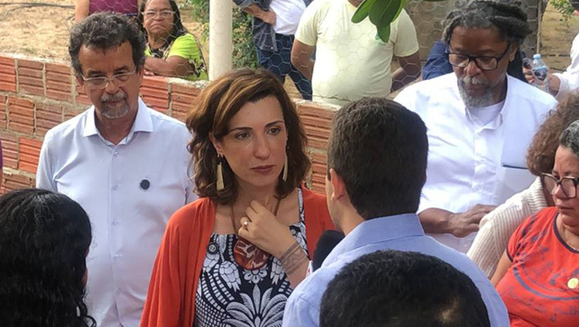 Imagem 1 - A primeira Lavanderia Coletiva Rural e Agroecológica foi inaugurada na tarde desta segunda-feira (13), na localidade de Mulugunzinho, zona rural de Mossoró/RN, com a presença da ministra do Desenvolvimento Agrário e Agricultura Familiar, Fernanda Machiaveli. “As mulheres rurais têm uma jornada de trabalho concomitante, realizando muitas tarefas ao mesmo tempo. A chegada das lavanderias vai otimizar o tempo delas, que poderão utilizá-lo para outras atividades da rotina e para o convívio com a família e amigos”, destacou a ministra. Imagem 1 - A primeira Lavanderia Coletiva Rural e Agroecológica foi inaugurada na tarde desta segunda-feira (13), na localidade de Mulugunzinho, zona rural de Mossoró/RN, com a presença da ministra do Desenvolvimento Agrário e Agricultura Familiar, Fernanda Machiaveli. “As mulheres rurais têm uma jornada de trabalho concomitante, realizando muitas tarefas ao mesmo tempo. A chegada das lavanderias vai otimizar o tempo delas, que poderão utilizá-lo para outras atividades da rotina e para o convívio com a família e amigos”, destacou a ministra.