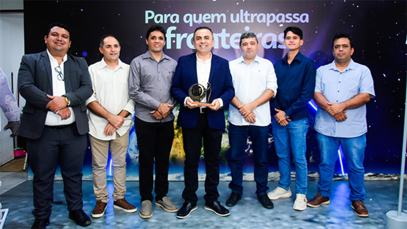 Imagem 1 - O reconhecimento foi alcançado por meio do Programa Mossoró Rural, desenvolvido pela Secretaria Municipal de Agricultura e Desenvolvimento Rural (Seadru), que tem impulsionado o fortalecimento da economia no campo e ampliado oportunidades para os produtores rurais do município. “Quero agradecer a toda a equipe da Seadru pelo trabalho à frente desse importante projeto. Estamos levando oportunidades para a zona rural, incentivando o empreendedorismo e o trabalho, e hoje colhemos os resultados desse trabalho”, destacou o prefeito Marcos Medeiros. Imagem 1 - O reconhecimento foi alcançado por meio do Programa Mossoró Rural, desenvolvido pela Secretaria Municipal de Agricultura e Desenvolvimento Rural (Seadru), que tem impulsionado o fortalecimento da economia no campo e ampliado oportunidades para os produtores rurais do município. “Quero agradecer a toda a equipe da Seadru pelo trabalho à frente desse importante projeto. Estamos levando oportunidades para a zona rural, incentivando o empreendedorismo e o trabalho, e hoje colhemos os resultados desse trabalho”, destacou o prefeito Marcos Medeiros.