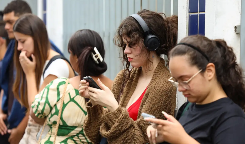   O prazo para que as pessoas interessadas em solicitar a isenção de pagamento da taxa de inscrição do Exame Nacional do Ensino Médio (Enem) de 2026 e para aqueles candidatos que precisam justificar a ausência na edição do ano passado para participar gratuitamente desta edição começou nesta segunda-feira (13) e se estende até 24 de abril.  