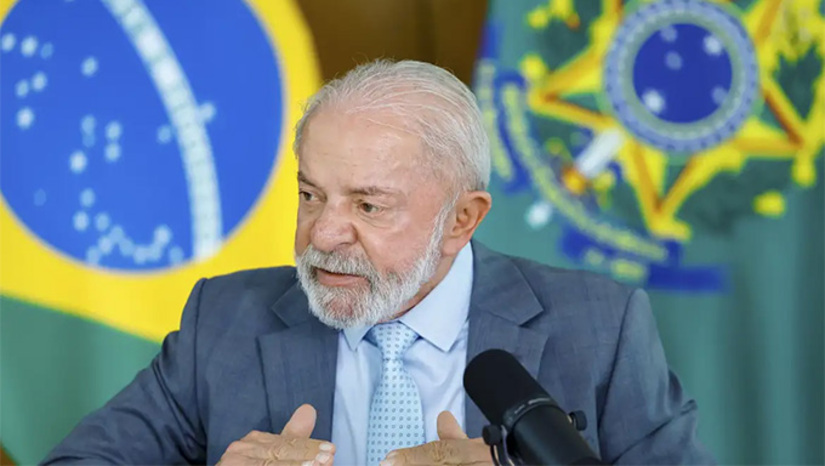 Imagem 1 -  Proposta prevê também redução de jornada a 40 horas semanais .  A redução da jornada não poderá implicar corte nominal ou proporcional de salários, nem alteração de pisos e vale tanto para contratos em vigor e contratos futuros. A vedação se aplica a todos os regimes, incluindo trabalho em regime integral, parcial e regimes especiais. "A proposta devolve tempo aos trabalhadores e trabalhadoras: tempo para ver os filhos crescerem, para o lazer, para o descanso e para o convívio familiar. Um passo para um país mais justo e com mais qualidade de vida para todos", diz Lula