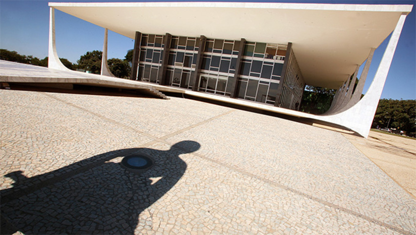   Amparada em cinco pontos: Transformação do STF em Corte Constitucional pura; Reconfiguração do CNJ; Racionalização do sistema de prerrogativa de foro; Regulação constitucional das decisões monocráticas; Aperfeiçoamento da legitimação ativa no controle concentrado de constitucionalidade. Nada contra o Supremo nem sua atual composição, e sim para facilitar o trabalho da Corte. A PEC é proposta pelos juristas Modesto Carvalhosa e Miguel Silva, e pelo economista Paulo Rabello de Castro – com o apoio do jurista Ives Gandra Martins, todos do Atlântico Instituto de Ação Cidadã. “A nossa proposta é que seja instituída no Brasil, como na Alemanha, Espanha, Áustria, uma Corte constitucional, uma ressignificação do STF. Ou seja, nós vamos qualificar a alta Corte”, diz à Coluna Miguel Silva. Mais na COLUNA ESPLANADA