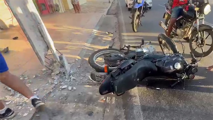   Vítima tem 32 anos e foi socorrido em estado grave na manhã desta sexta-feira (17) pelo SAMU para o HRTM. O acidente aconteceu na Avenida Presidente Dutra, no Grande Alto São Manoel, em Mossoró-RN. Segundo o socorrista do SAMU, a vítima apresentava sinais de embriaguez e, em decorrência do acidente, sofreu fraturas expostas no joelho e tornozelo, além de suspeita de trauma abdominal.