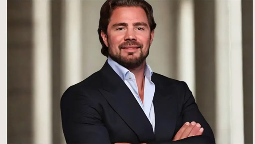   Amigos de Daniel Vorcaro, dono do finado Banco Master – os amigos de verdade – têm enviado mensagens discretíssimas ao “banqueiro” preso na sede da Polícia Federal, através de advogados. Não que queiram que ele mofe na cadeia com a já esperada condenação por seus crimes financeiros. É porque ele deu tombo milionário em muita gente poderosa, e quebrou outros tantos. A dica é ficar na cadeia, que, hoje, é mais segura que as ruas ou em casa. Aliás, nessa fila há um mafioso milanês que mora no Brasil, com quem ele desfez um negócio de terras de R$ 100 milhões. Veja mais na COLUNA ESPLANADA