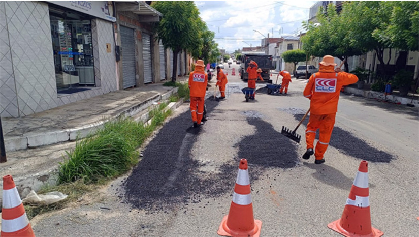   Trabalho teve inicio pela Rua João Cordeiro, que corta os bairros Barrocas, Bom Jardim e Santo Antônio, ao norte do centro da cidade. O secretário Josenildo Gomes, de infraestrutura, destaca que o trabalho vai avançar em todas as regiões de Mossoró que precisa de reparos em função do período chuvoso. As ruas asfaltadas estão sendo recuperadas com asfalto quente, que é mais resistente, segundo destaca o encarregado de obras da CLC.