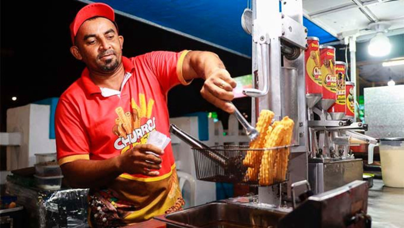   O cadastro será realizado nesta quarta-feira (22) e quinta-feira (23), das 8h às 12h e das 14h às 17h, de forma presencial no Auditório da Estação das Artes Eliseu Ventania ou por meio de formulário eletrônico disponível em: https://forms.gle/kZh49J26LDoFQWPx6.  Poderão se inscrever comerciantes interessados em vender em quiosques de bebidas e comidas na área interna e comerciantes com barracas, trailers, food trucks e ambulantes na área externa da Estação das Artes.  A lista dos comerciantes habilitados será divulgada no portal da Prefeitura de Mossoró até o dia 4 de maio. Já o credenciamento final, com a entrega das autorizações, acontecerá nos dias 5, 6 e 7 de maio.