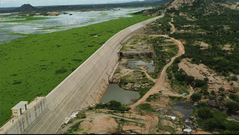 Imagem 1 -  A Barragem de Oiticica, com paredão no município de Jucurutu-RN, tem capacidade para armazenar até 742 milhões de metros cúbicos de água. É o segundo maior reservatório de água doce do Rio Grande do Norte, perdendo apenas para a Barragem Engenheiro Armando Ribeiro Gonçalves, que pode armazenar até 2,4 bilhões de metros cúbicos de água. Ao todo, cerca de 294 mil pessoas em 22 municípios são diretamente beneficiadas. O investimento total foi de R$ 893 milhões. O projeto da barragem englobou ainda a construção da Nova Barra de Santana e a criação de agrovilas em municípios como Jucurutu, Jardim de Piranhas e São Fernando.