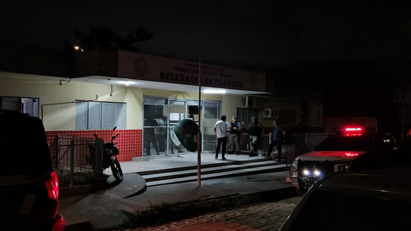 Imagem 1 -  Dois comerciantes foram assassinados na noite desta terça-feira (21) na região Oeste do RN. Em Caraúbas, Aldione Mafalda, de 50 anos, foi morto dentro de casa por três homens. Em Mossoró, Lucas Rodrigo, de 30 anos, foi executado com mais de 15 tiros em frente ao seu estabelecimento. A polícia encontrou um veículo incendiado que teria sido usado em um dos crimes e investiga a relação dos casos com facções criminosas.