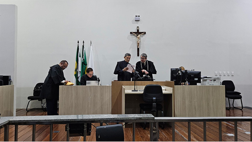 Imagem 1 -  Júri foi realizado no Fórum Municipal Desembargador Silveira Martins, com a presidência do juiz Vagnos Kelly. Na acusação, o promotor Armando Lúcio Ribeiro, em uma de suas últimas atuações antes da aposentadoria do MPRN. Na defesa, o advogado Diego Tobias. Este crime aconteceu no final da tarde do dia 27 de agosto de 2023, nas margens da BR 110, em Mossoró. O réu, Carlos Antônio da Silva aguardou julgamento em liberdade. Sendo condenado, poderá sair preso do Fórum para o início do cumprimento da pena.  