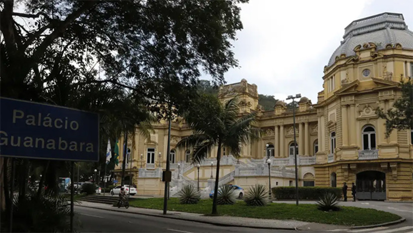    O que não se pode negar é que o desembargador Ricardo Couto, presidente do Tribunal de Justiça do Rio de Janeiro e governador interino, se esforça para manter a ordem no Estado, embora esteja longe de representar o cenário ideal do Executivo: interface com secretários, acompanhamento de programas e obras, diálogo com prefeitos etc. A Coluna provocou para saber se ele tem projeto eleitoral quando pendurar a toga: Zero! Nulo, nada! Fato é que Couto está apenas cumprindo a missão constitucional no vácuo do Poder enquanto a ALERJ não se resolve, e enquanto o STF ainda não norteia quem vai mandar até dezembro. Mais, na COLUNA ESPLANADA