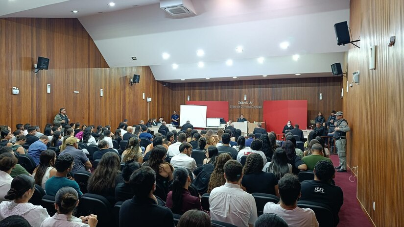Imagem 1 -  José Mateus Dantas Azevedo foi condenado pelo Tribunal do Júri a mais de 25 anos de reclusão pelo assassinato de sua mãe, Gecinalda Dantas, ocorrido em agosto de 2023. O crime, motivado por desvios financeiros que somavam R$ 60 mil, foi qualificado como homicídio por motivo torpe, meio cruel e feminicídio. O réu cumprirá a pena em regime fechado e sem o direito de recorrer em liberdade.