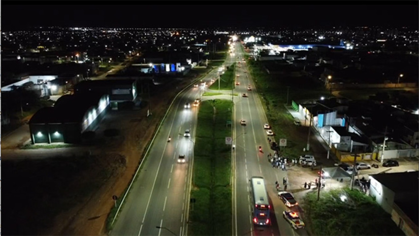 Imagem 1 - Nesta sexta-feira, dia 24 de abril de 2026, o prefeito Marcos Medeiros, acompanhado com secretários e vereadores, inaugurou o segundo trecho e anuncio que o terceiro receber as luminárias compreende entre a rotatória em frente ao Hotel Termas e o acesso ao Complexo Viário 15 de Março. O investimento na iluminação dos 17 km da BR 304 ao redor de Mossoró será de R$ 12 milhões. Imagem 1 - Nesta sexta-feira, dia 24 de abril de 2026, o prefeito Marcos Medeiros, acompanhado com secretários e vereadores, inaugurou o segundo trecho e anuncio que o terceiro receber as luminárias compreende entre a rotatória em frente ao Hotel Termas e o acesso ao Complexo Viário 15 de Março. O investimento na iluminação dos 17 km da BR 304 ao redor de Mossoró será de R$ 12 milhões.