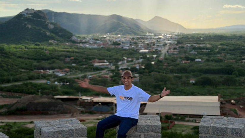   Em contato com o MH, o pré-candidato a governador Allyson Bezerra destacou que seu objetivo em conhecer e mostrar os potenciais do Rio Grande do Norte. Segundo ele, os problemas todos já conhecem. Ele busca solução. Nas caminhadas, ainda conforme o pré-candidato, tem recebido muitas adesões de prefeitos, vereadores e lideranças regionais. 