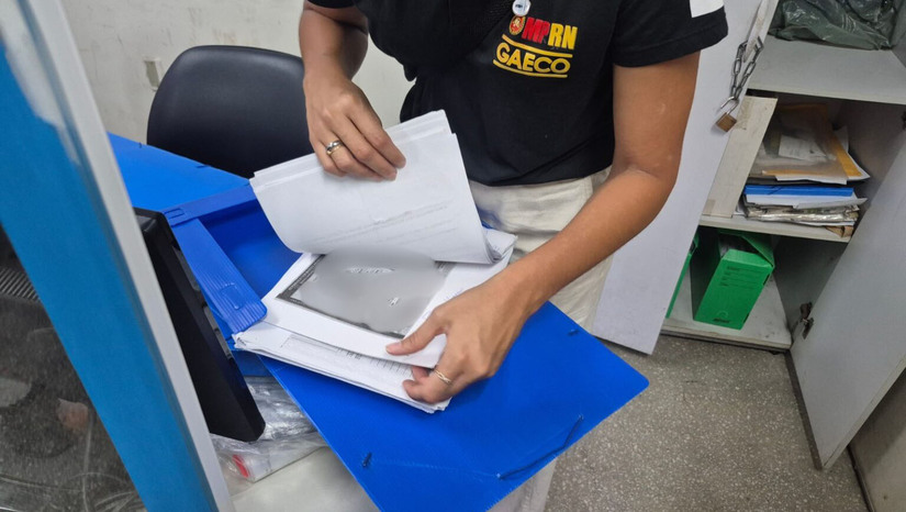 Imagem 1 - O Ministério Público do Rio Grande do Norte (MPRN) deflagrou a Operação Evolution para desmantelar um grupo criminoso que utilizava uma distribuidora de alimentos de fachada para legalizar veículos roubados. O esquema consistia em criar registros virtuais a partir de chassis de ciclomotores e "evoluí-los" para documentos de carros de luxo. A investigação aponta que a empresa movimentou quase R$ 22 milhões e adquiriu 29 veículos de alto padrão sem justificativa comercial entre 2017 e 2019. Imagem 1 - O Ministério Público do Rio Grande do Norte (MPRN) deflagrou a Operação Evolution para desmantelar um grupo criminoso que utilizava uma distribuidora de alimentos de fachada para legalizar veículos roubados. O esquema consistia em criar registros virtuais a partir de chassis de ciclomotores e "evoluí-los" para documentos de carros de luxo. A investigação aponta que a empresa movimentou quase R$ 22 milhões e adquiriu 29 veículos de alto padrão sem justificativa comercial entre 2017 e 2019.