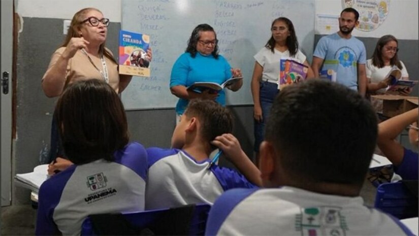 Imagem 1 -  Upanema entrega a coleção "Ciranda Potiguar" para 100% dos alunos do 1º ao 5º ano da rede municipal. Ao todo, 600 estudantes foram contemplados com livros que valorizam a identidade e a cultura do RN. A medida reforça o pacto pela alfabetização na idade certa em parceria com o Governo do Estado.
