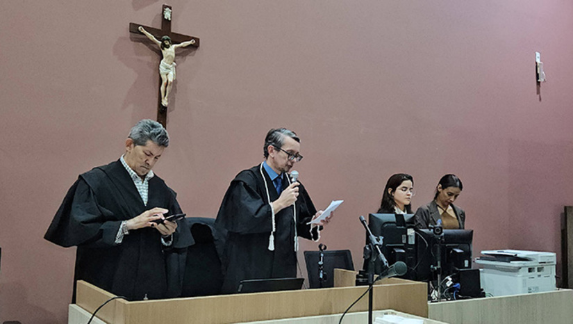 Imagem 1 -  Réu já é sentenciado a 20 anos de prisão pelo assassinato de Francisco Ferreira Viana, o Chiquinho. Nesta quarta-feira, 29, senta no banco dos réus para responder perante a sociedade mossoroense por ter mando matar, por vingança, a adolescente Fernanda Alice de Freitas Viana, de 16 anos, filha de Chiquinho, e também a dona de casa Valéria Guedes de Freitas, de 38 anos, esposa de Chiquinho. O motivo do duplo assassinato teria sido por vingança: Teria sido o testemunho da mãe e das filhas que teria levado Tardeli a prisão pelo assassinato de Chiquinho e o vizinho, Antônio Cortez, dois anos antes no mesmo local.  