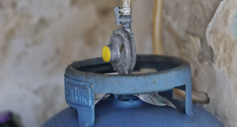 Imagem 1 -  O governo publicou uma Medida Provisória que libera R$ 330 milhões para subsidiar o preço do gás de cozinha importado. O objetivo é conter a alta provocada pelos conflitos no Oriente Médio, garantindo um subsídio de R$ 850 por tonelada. Na prática, o governo cobre parte do custo para evitar que o aumento chegue ao bolso do consumidor final, especialmente das famílias de baixa renda. Atualmente, o Brasil importa 20% do GLP que consome.