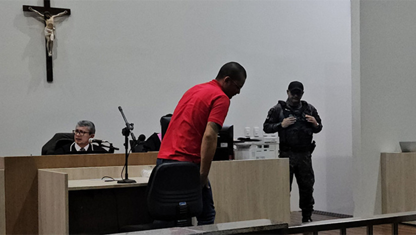 Imagem 1 - O Réu Diego Tardely já é condenado a mais de 20 anos por tráfico de drogas e pelo homicídio de Francisco Ferreira Viana, o Chiquinho, ocorrido em fevereiro de 2016. Inclusive, teria sido esta condenação por homicídio o motivo pelo qual levou Diego Tardely a contratar por R$ 15 mil o pistoleiro José Neto de Oliveira Cortez, o Galego, para matar a dona de casa Valéria Guedes e a filha Fernanda Alice, esposa e filha de Chiquinho. As duas teriam testemunhado contra ele. Por este duplo homicídio movido por vingança, o réu pegou 44 anos de prisão. Tardely aguarda ainda outro júri por homicídio, que deve ocorrer próximo mês. Imagem 1 - O Réu Diego Tardely já é condenado a mais de 20 anos por tráfico de drogas e pelo homicídio de Francisco Ferreira Viana, o Chiquinho, ocorrido em fevereiro de 2016. Inclusive, teria sido esta condenação por homicídio o motivo pelo qual levou Diego Tardely a contratar por R$ 15 mil o pistoleiro José Neto de Oliveira Cortez, o Galego, para matar a dona de casa Valéria Guedes e a filha Fernanda Alice, esposa e filha de Chiquinho. As duas teriam testemunhado contra ele. Por este duplo homicídio movido por vingança, o réu pegou 44 anos de prisão. Tardely aguarda ainda outro júri por homicídio, que deve ocorrer próximo mês.