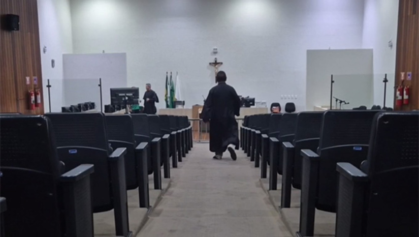 Imagem 1 -  Será o Tribunal do Júri Popular de número 1.403 do promotor de Justiça Armando Lúcio Ribeiro, o último de sua carreira de quase quatro décadas em defesa sociedade atuando pelo Ministério Público do Rio Grande do Norte. Sob a presidência do juiz Vagnos Kelly Figueiredo de Medeiros, o júri deve começar de 9h. Terá como réu o aposentado João Pereira de Sousa, de 73 anos, denunciado por matar com uma enxada a esposa do filho, Edilene Nicácia Costa da Silveira, crime este ocorrido no dia 4 de abril de 2025, no Centro da cidade de Governador Dix Septo Rosado-RN.