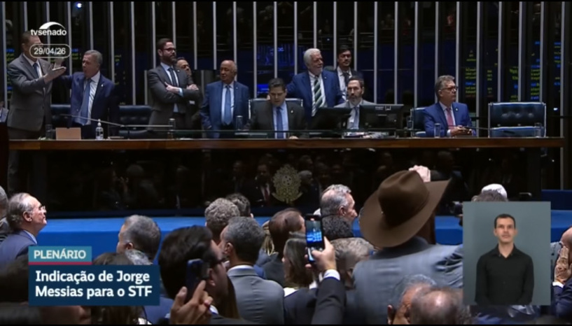   A rejeição ao nome do jovem advogado Jorge Messias a uma vaga no Supremo Tribunal Federal (STF) foi amparada em dois duros recados do Senado: aos Poderes Executivo e Legislativo. Ao fim da noite, o presidente Lula da Silva entendeu que não adianta empurrar um nome sem debater com os senadores, que, constitucionalmente, dão a palavra final. Na outra ponta, o Senado mostrou à composição atual do STF que nenhum ministro mais está seguro na poltrona. Veja mais na COLUNA ESPLANADA