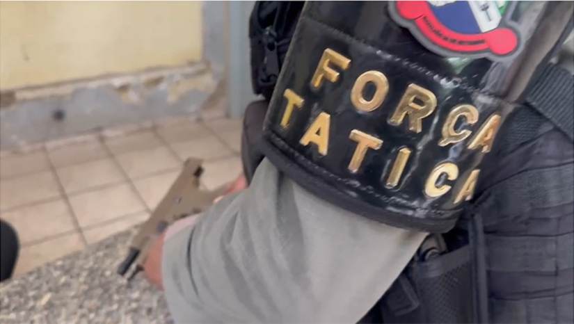 Imagem 1 -  No bairro Dom Jaime Câmara, não teve suspeitos presos. No Paredões, Ítalo Cleiton Pereira da Silva e Katson Natan Silva Morais, atiraram na policia e foram mortos. No Redenção, haviam dois exibindo armas no campo de futebol e terminam presos pela PM. Durante a madrugada, um garoto de 12 anos foi atingido por estilhaços de bala no bairro Aeroporto. A PM informou que o patrulhamento continua, com os policiais atentos ações das facções.