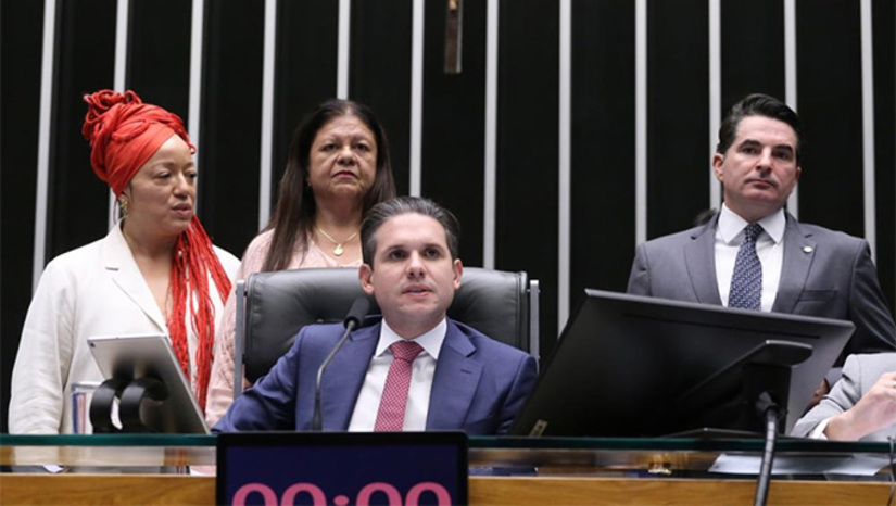   Mais uma para o Balelômetro da Coluna – o espaço para divulgar tudo que é combinado e nada resolvido, a balela com viés eleitoreiro. Na esteira da campanha presidencial vindoura, o presidente da Câmara dos Deputados, Hugo Motta, convocou sessões deliberativas do Plenário para toda a semana, de hoje a sexta, num esforço concentrado para dar celeridade à PEC do fim da escala de trabalho 6 x 1. O objetivo é abrir espaço para as emendas ao texto na comissão especial. Fato é que Motta quer se livrar logo da pauta-bomba antes da campanha, diante de um projeto que só ajuda a demagogia eleitoral do presidente Lula da Silva. O que se sabe no Congresso é que a PEC não passa. A turma desta Legislatura é majoritariamente patronal e estudos sérios de associações variadas apontam para o atraso do País caso e PEC passe, como estagnação industrial, alto custo do produto final e maior desemprego.
