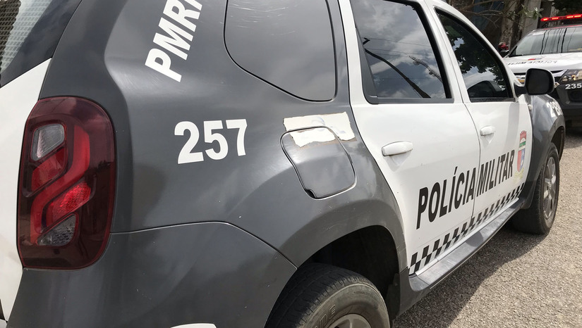   Um policial militar ficou ferido ao ser mordido por um suspeito durante a apreensão de armas de grosso calibre e quatro carregadores no bairro Dom Jaime Câmara, em Mossoró. A agressão ocorreu no momento da condução à viatura, resultando em um corte no dedo do agente e na autuação do homem por lesão corporal e resistência. 