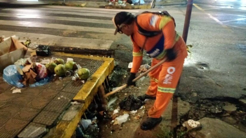   A Prefeitura de Mossoró intensificou a limpeza de galerias e bocas de lobo com equipes trabalhando até de madrugada para evitar alagamentos. A força-tarefa foca na remoção de lixo descartado irregularmente que obstrui a rede de drenagem urbana. O secretário Miguel Rogério reforça que a ação é preventiva, mas exige a colaboração dos moradores no descarte correto. A orientação é respeitar os horários da coleta para impedir que resíduos sejam levados pela chuva às galerias.