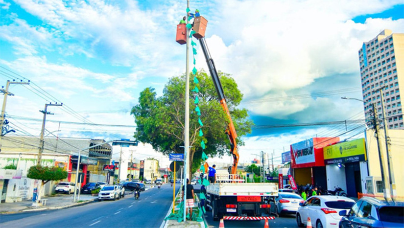   “A ornamentação do ‘Mossoró Cidade Junina’ 2026 foi pensada para ir além da estética. Ela traduz a nossa cultura, valoriza as tradições e transforma cada espaço em uma experiência viva. Com elementos como bandeirinhas, malhas tensionadas e uma cenografia imersiva, estamos vestindo a cidade com cor, movimento e identidade nordestina”, informou Alex Morais, coordenador de Decoração e Orçamentação.