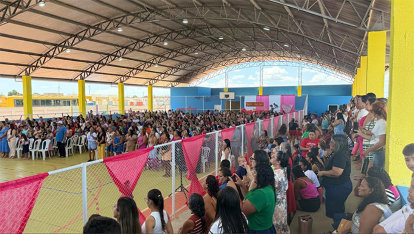   A celebração especial será a partir das 16h deste sábado, 9 de maio, na Vila Brasília, centro Administrativo de Serra do Mel-RN. O evento deixou de ser no Ginásio de Esportes e passa este ano para o Corredor Cultural Neném Miguel. “Em 2025, a quadra da Escola Maria Eva ficou pequena para a quantidade de mães que participaram da comemoração. Isso mostrou a força desse momento e o carinho que nossa população tem por essa data tão especial. Por isso, decidimos ampliar o evento este ano”, destacou o prefeito Kenio Azevedo.