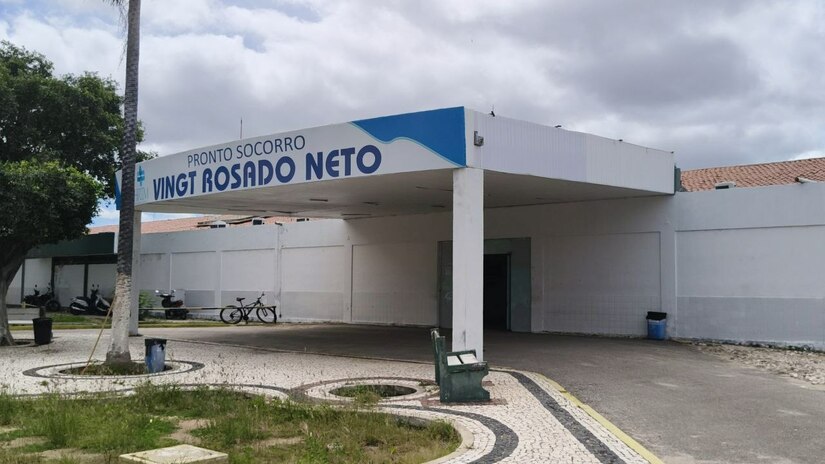   Uma jovem de 18 anos foi baleada enquanto esperava um mototáxi para ir a uma entrevista de emprego no bairro Dom Eliseu, em Assú. Após passar por cirurgia de emergência em Mossoró, ela segue internada em estado semi-intensivo. A Polícia Civil investiga o caso; ninguém foi preso.