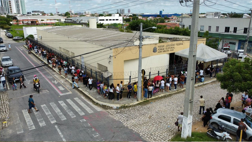   O prazo final estabelecido pelo TSE para a regularização eleitoral termina nesta quarta-feira (06). Em Mossoró, a fila na sede do TRE-RN começou cedo, com a expectativa de mais de 800 atendimentos. O chefe da 34ª Zona Eleitoral garante que todos que chegarem até as 18h serão atendidos. A regularização é obrigatória para quem deseja votar nas próximas eleições e para a manutenção de benefícios federais.