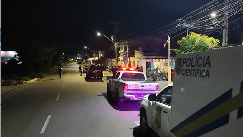   José Alberto Nunes Fernandes Júnior, de 26 anos, natural do Estado do Ceará, foi morto na madrugada desta segunda-feira, dia 11 de maio de 2026, dentro do apartamento que nora atualmente no bairro Boa Vista, em Mossoró. O crime, que marca o 59º homicídio do ano na cidade, foi executado por homens armados que dispararam mais de 30 vezes contra a vítima. A DHPP investiga o caso.