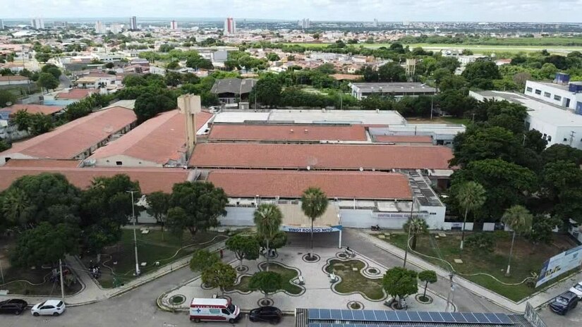   O Hospital Regional Tarcísio Maia completa quatro décadas como o coração pulsante — e por vezes sobrecarregado — do Oeste Potiguar. Entre o barulho das obras (custeadas com recursos do senador Styvenson Valentin) que tentam modernizar uma estrutura defasada e o silêncio crítico da ausência de uma ala de queimados, a unidade sobrevive ao desafio de "trocar o pneu com o carro em movimento".