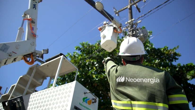   O Ministério de Minas e Energia, do Governo Federal, renovação da concessão da COSERN (Neoenergia), que opera no Rio Grande do Norte, por mais 30 anos. O acordo destrava um novo ciclo de investimentos de R$ 50 bilhões do grupo para o período 2026-2030 em três regiões que gigante espanhola atua. No RN, deve impulsionar obras estruturais nos litorais Norte e Sul, com mais de R$ 140 milhões destinados a novas subestações e linhas de transmissão para fortalecer o turismo e atender à crescente demanda urbana.
