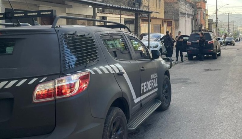   A Polícia Federal deflagrou a operação Força Integrada II em 16 estados, cumprindo 165 mandados de busca e 71 de prisão contra organizações criminosas e lavagem de dinheiro. A ação, coordenada pelas FICCOs, mobiliza diversas forças de segurança para combater o tráfico de armas e drogas, com destaque para operações no Nordeste, Sudeste e Norte do país. Acompanhe mais informações no site da Polícia Federal.