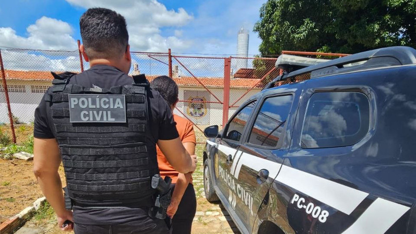   Uma operação conjunta entre as polícias civis do Rio Grande do Norte e do Ceará prendeu em solo potiguar uma mulher de 56 anos investigada por estelionato. Apontada como peça estratégica de um grupo criminoso baseado em Caucaia (CE), ela é suspeita de atuar em fraudes financeiras e falsificação de documentos. A polícia tenta agora identificar novas ramificações da rede ilegal a partir da análise de celulares e papéis apreendidos.