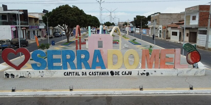   Aos 38 anos de emancipação, Serra do Mel (RN) alia sua tradicional força na cajucultura à expansão dos complexos de energia eólica. O modelo de colonização planejado na década de 1970 impulsiona o PIB per capita do município no Oeste potiguar. O aniversário é celebrado com festa no Corredor Cultural. 