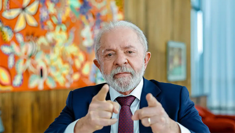   O ironizar ontem quase sorrindo que “o caso dele é de polícia”, referindo-se ao áudio do senador Flávio Bolsonaro (PL) para o “banqueiro” Daniel Vorcaro, o presidente Lula da Silva (PT) se esquece que tem três problemas de polícia em casa para resolver: o irmão Frei Chico vice-presidente de entidade que tungou R$ 300 milhões dos aposentados, um filho “consultor” que movimentou quase R$ 20 milhões e suspeito de receber mesada do Careca do INSS, e outro filho na mira por suspeita de negociatas no Ministério da Educação. Curiosamente, nenhum desses casos andou na Polícia Federal, nem para busca e apreensão. Não há crime no áudio de Flávio Bolsonaro pedindo patrocínio para um filme a Vorcaro.