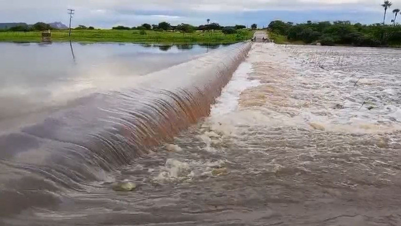   Análise da Emparn aponta que o acumulado médio de chuva no estado chegou a 404,4 milímetros no início do ano, impulsionado pelo La Niña fraca no Pacífico e pelo aquecimento das águas do Atlântico Sul. As regiões Oeste e Agreste registraram os maiores volumes do período, superando as médias históricas em até 15,6%. Para os meses de junho a agosto, a expectativa é de estabilidade climática, com alertas pontuais para o litoral.