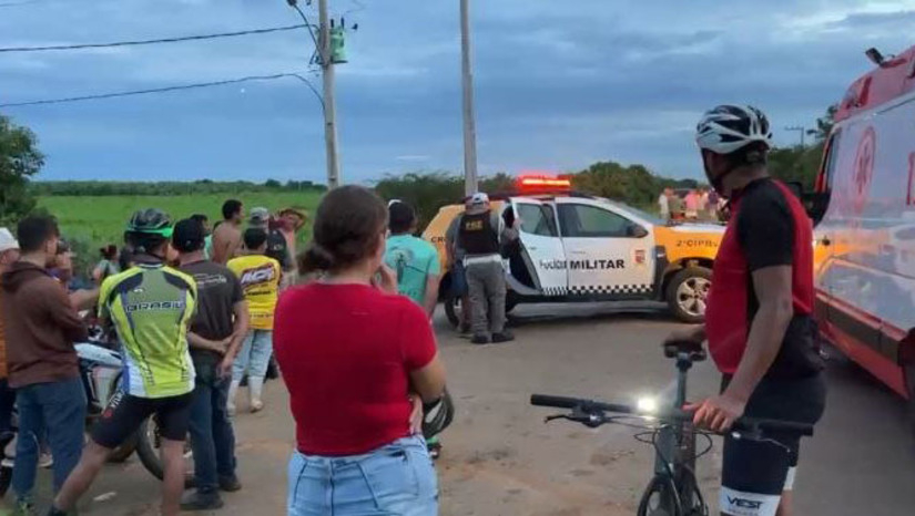   Colisão entre caminhão e bicicleta deixa um morto na tarde desta quinta (14). João Agostinho, de 52 anos, pedalava com um grupo de amigos no trecho entre Baraúna e Mossoró quando foi atingido. Motorista testou negativo para bafômetro. Rodovia é rota pesada de escoamento agrícola e não tem acostamento estruturado.