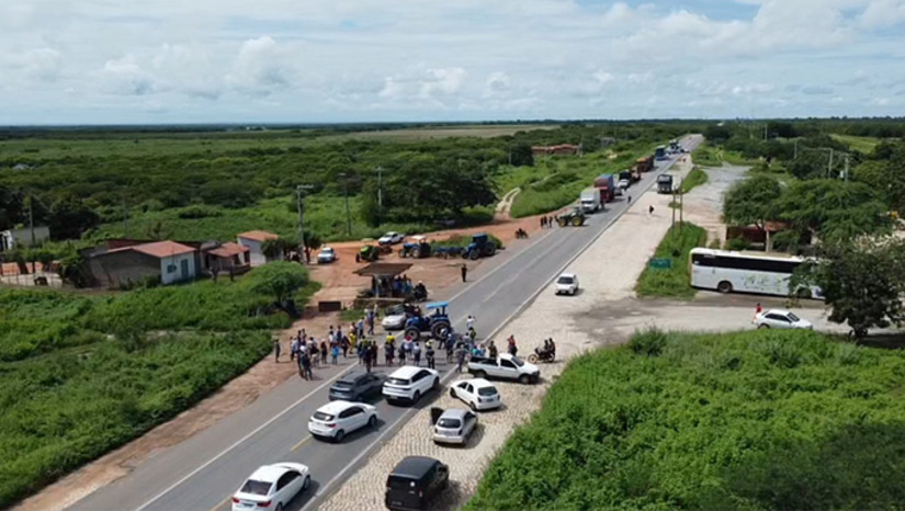   Protesto começou por volta das 9 horas, com os moradores colocando tratores na rodovia que precisa ser feita. Sem seguida, os trabalhadores rurais colocaram os tratores, fechando os dois sentidos da BR 304, na região do Assentamento São Romão, formando uma grande fila de caminhões e carros de passeio nos dois sentidos. Eles cobraram a presença da imprensa para exigir dos governos Federal e do Estado a conclusão da rodovia, que segundo eles, trava a produção, prejudica o acesso a escola e também para socorrer pessoas enfermas.