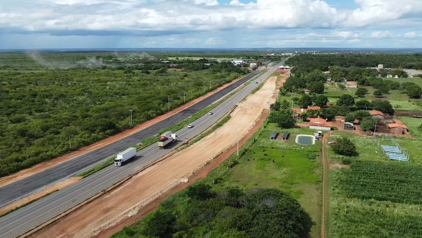   A duplicação da BR-304 começou no trecho de 57 quilômetros entre Mossoró e Assu, com investimento inicial de R$ 376 milhões do Novo PAC. O ministro dos Transportes, George Santoro, e a governadora Fátima Bezerra garantiram que o projeto completo vai interligar as duas maiores cidades potiguares, com custo total estimado em R$ 1 bilhão. A comitiva também seguiu para Macaíba para assinar a ordem de serviço de mais 38 quilômetros de pistas até Riachuelo, orçados em R$ 204 milhões.  Segundo George Santoro, até o final do ano, contrata os outros dois trechos, que compreende entre  Assu e Riachuelo.