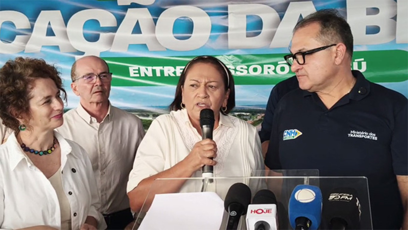   A governador Fátima Bezerra disse que a Estada do Melão é responsabilidade da CODEVASF, empresa do Ministério da Integração e do Desenvolvimento Regional, do Governo Federal. Ela afirmou que o DER transferiu esta responsabilidade em 2021 para a CODEVASF e que vai cobrar a conclusão dos trabalhos ao Governo Federal. No Polo Maísa, os colonos prejudicados estão revoltados com a falta de respeito do Estado com eles. Veja Nota da CODEVASF se explciando e Nota de Repúblico a CODEVASF pela falta de transferência em reportagem do MH.