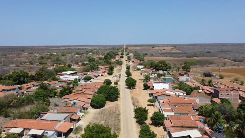   Há pelo menos três décadas, moradores e motoristas enfrentam o abandono crónico da Estrada do Cajueiro. A rotina na BR-437 é marcada pela poeira no verão e pelo isolamento causado pela lama no inverno. Os buracos castigam os veículos, prejudicam o dia a dia das comunidades e encarecem o transporte agrícola. O trânsito pesado ainda sufoca os centros urbanos vizinhos enquanto a prometida solução não sai do papel.